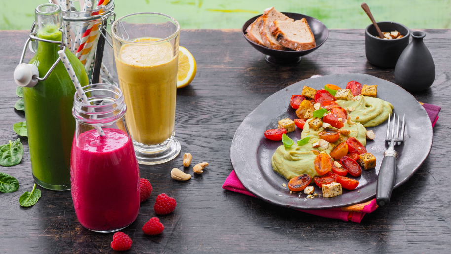 Bunte Smoothies, Brokkoli-Hummus mit Feta und gegrillten Tomaten