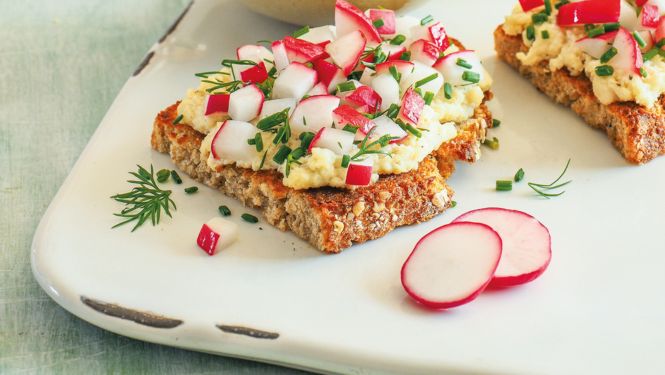 Vollkorn-Bruschetta mit Radieschen