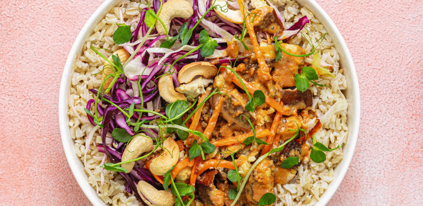 Naturreis-Bowl mit fermentiertem Tofu und Cashewkernen 