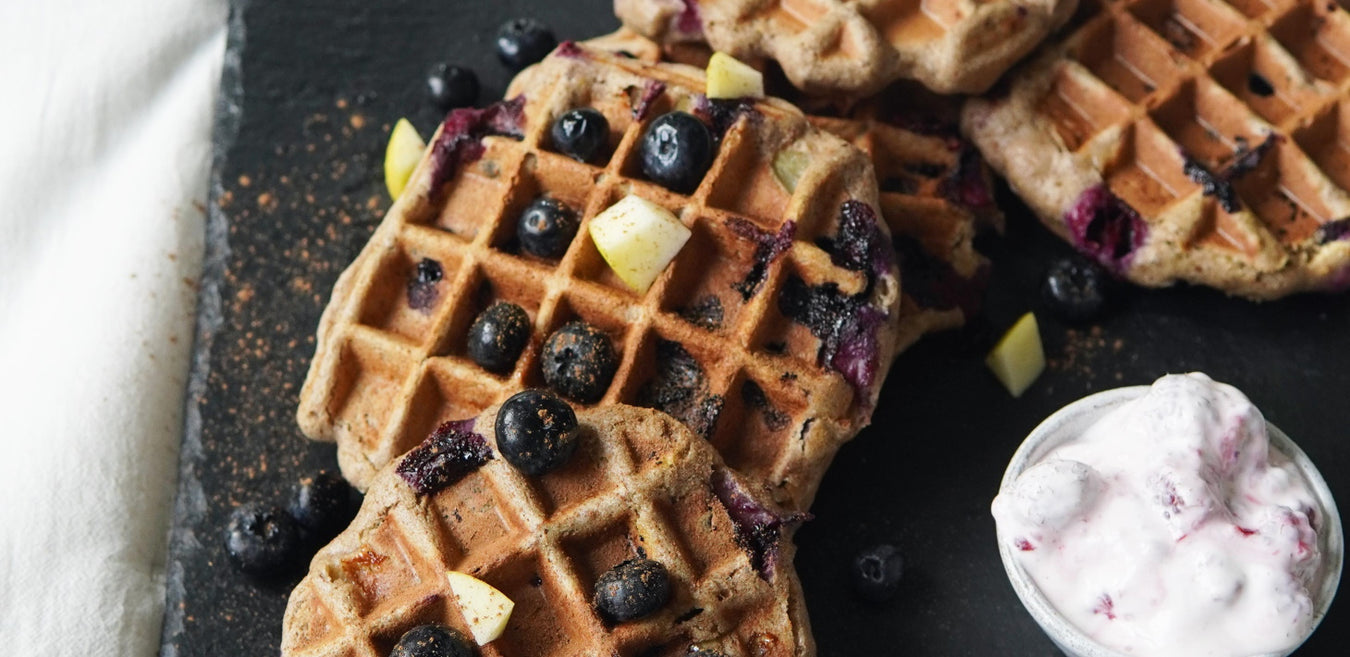 Blaubeer-Zimt-Waffeln mit Dip auf Schieferplatte angerichtet