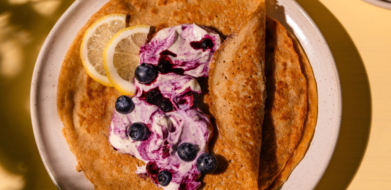 Dünne Pfannkuchen mit zitroniger Ricotta-Creme und Heidelbeerkompott