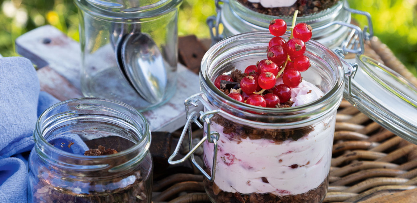 Ricotta-Skyr Cheesecake im Glas mit Johannisbeeren