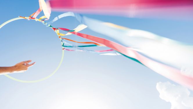 Bunte Bänder wehen am blauen Himmel