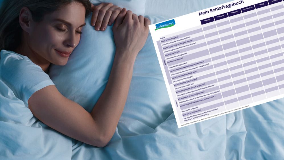 Dunkelhaarige Frau liegt schlafend im Bett plus Ausschnitt vom Schlaftagevbuch