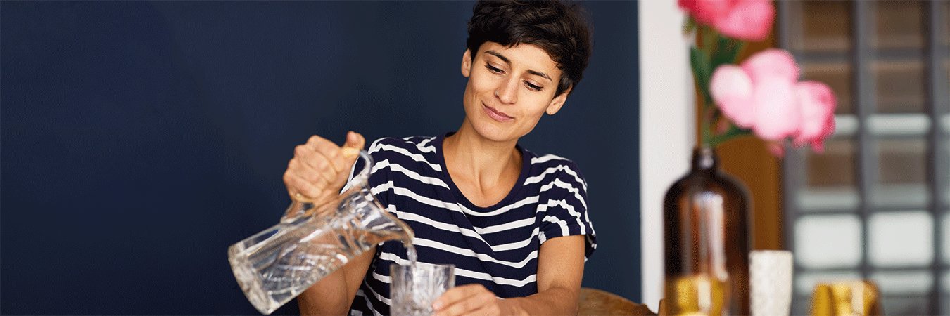 s-h-frau-schnekt-sich-aus-krug-ein-glas-wasser-ein-GettyImages-1092323296.png__PID:50f027e3-03be-439e-9ec5-15d576309541