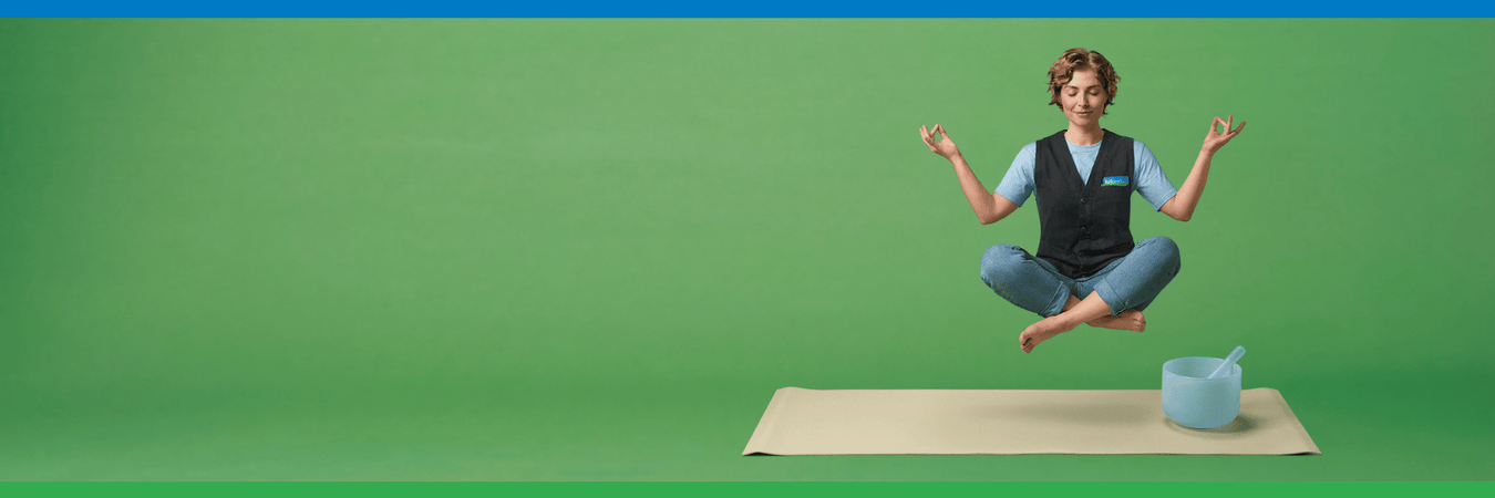 Reformhaus Beraterin im Schneidersitz schwebt über Yogamatte und Klangschale