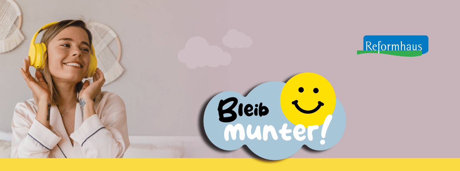 Lächelnde Frau im Pyjama mit gelben Kopfhörern plus Motto "Bleib munter!"