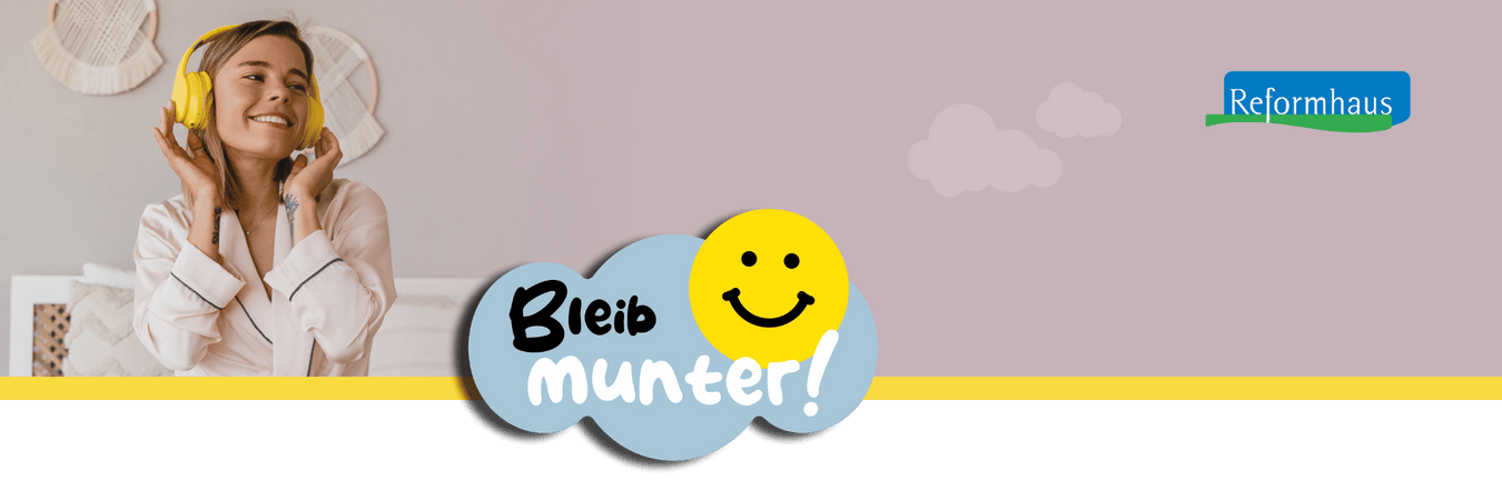 Lächelnde Frau im Pyjama mit gelben Kopfhörern plus Motto "Bleib munter!"